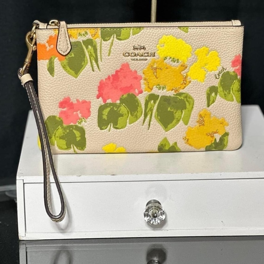 Coach Small Wristlet With Floral Print New